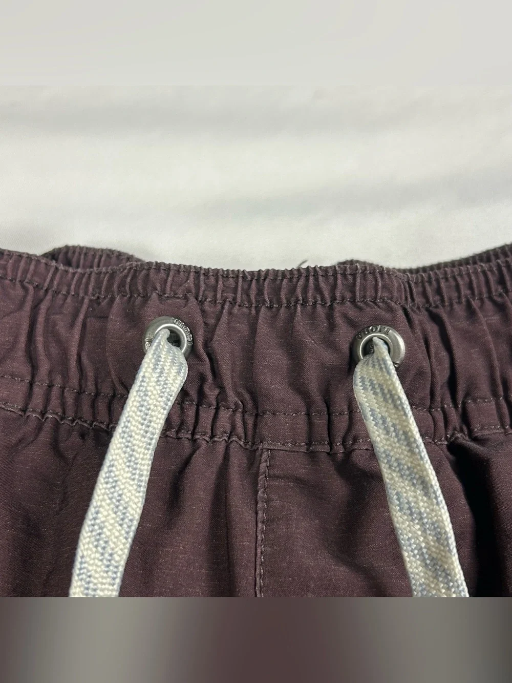 Vuori Banks Hybrid Athletic Shorts Colorblock Burgundy / Brown Men's Size Medium